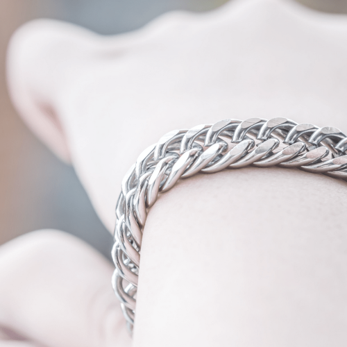 10 snygga sätt att bära smycken i rostfritt stål