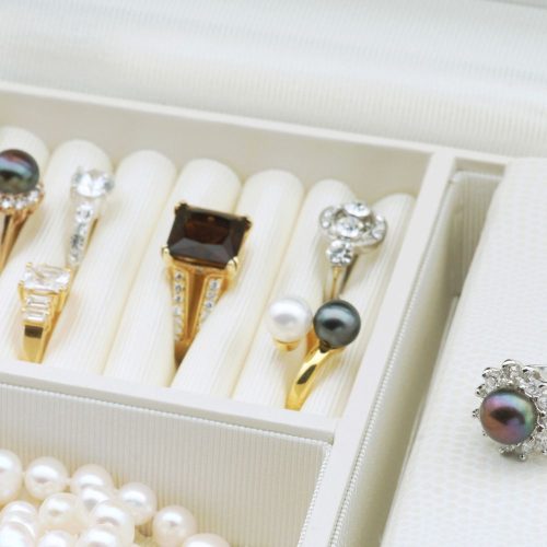 9 blygsamma smyckeidéer att bära med begravningskläder